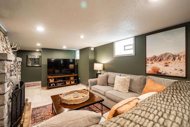 5861 N Bay Ridge AVENUE, Whitefish Bay, WI 53217