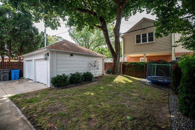 5861 N Bay Ridge AVENUE, Whitefish Bay, WI 53217