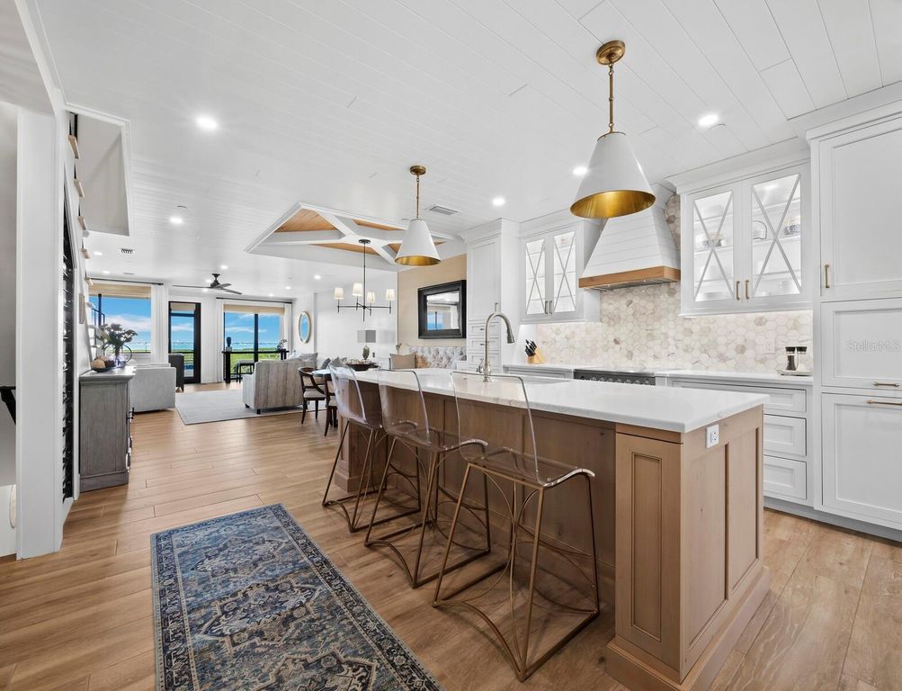 Image 2 of property listing at 1918 HARBOURSIDE DRIVE 902, Longboat Key, FL 34228