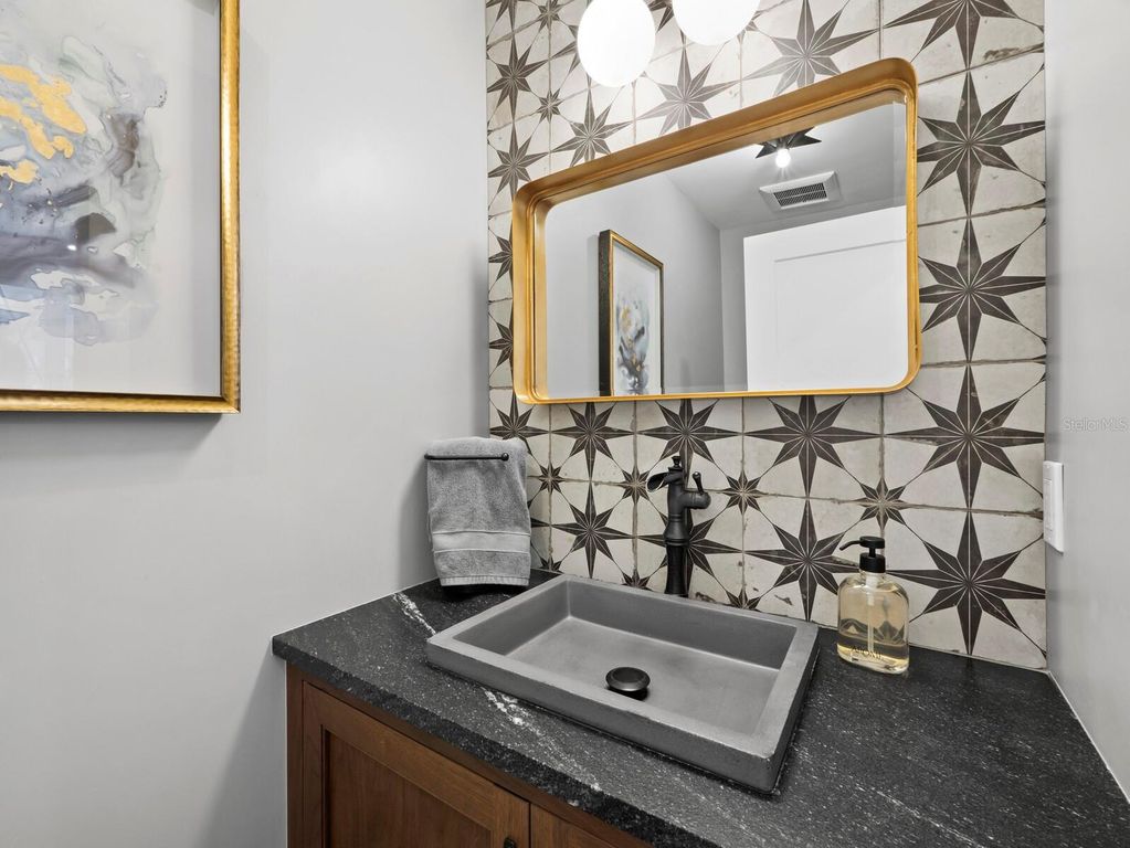 Image 16 of property listing at 1918 HARBOURSIDE DRIVE 902, Longboat Key, FL 34228