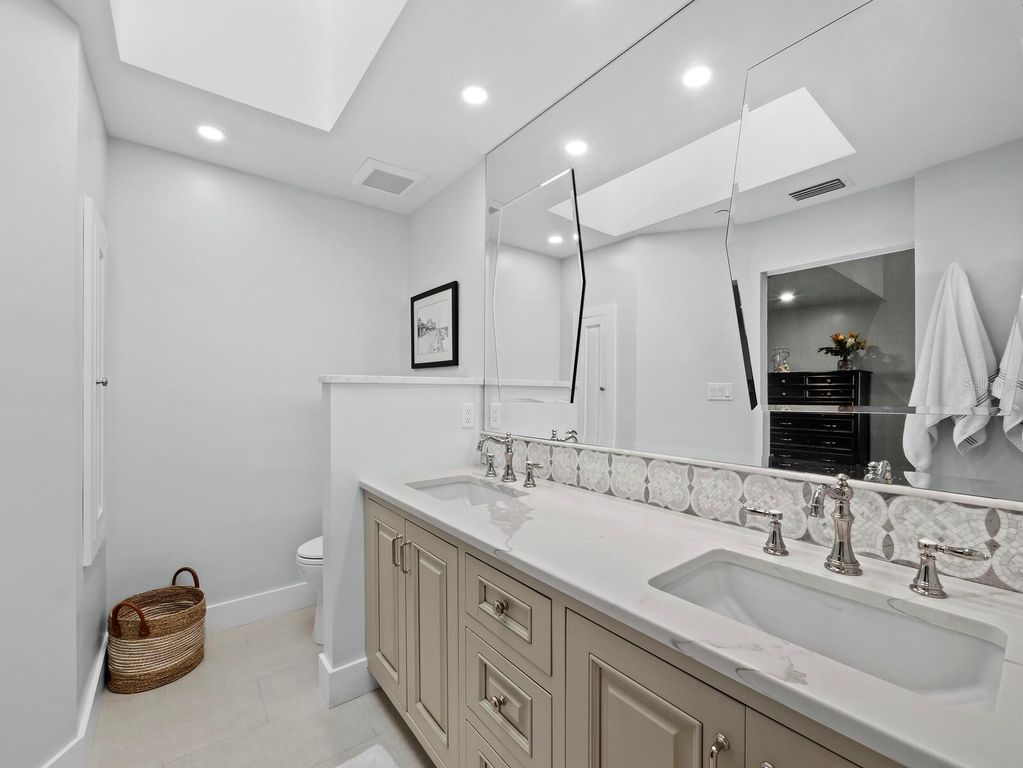 Image 25 of property listing at 1918 HARBOURSIDE DRIVE 902, Longboat Key, FL 34228