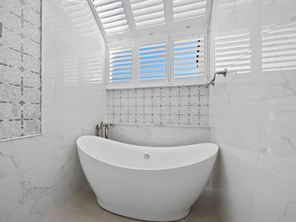 Image 27 of property listing at 1918 HARBOURSIDE DRIVE 902, Longboat Key, FL 34228