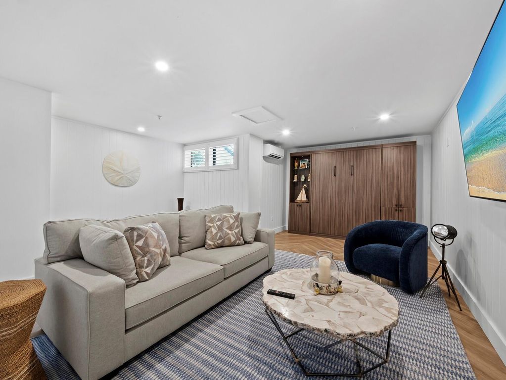 Image 32 of property listing at 1918 HARBOURSIDE DRIVE 902, Longboat Key, FL 34228