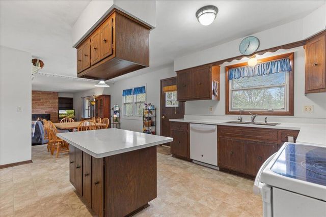 2818 Farview DRIVE, Richfield, WI 53076