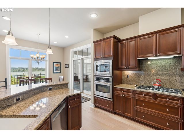 707 N HAYDEN ISLAND Dr 218, Portland, OR 97217