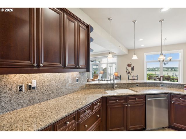 707 N HAYDEN ISLAND Dr 218, Portland, OR 97217