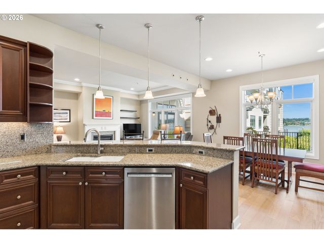 707 N HAYDEN ISLAND Dr 218, Portland, OR 97217