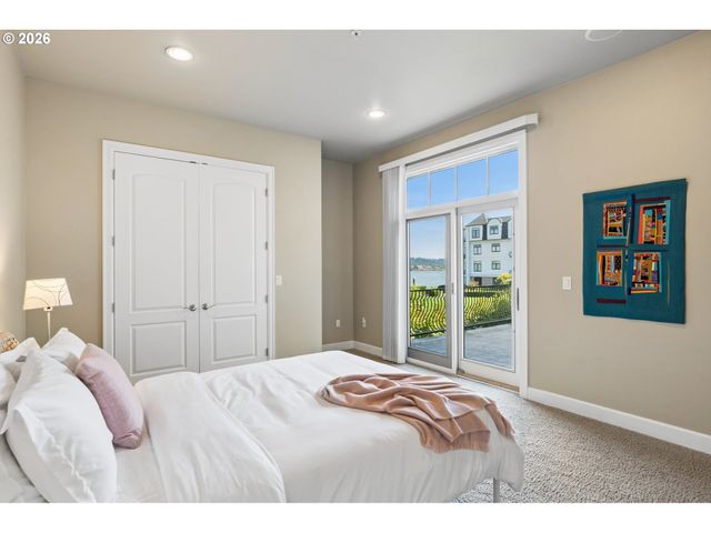 707 N HAYDEN ISLAND Dr 218, Portland, OR 97217