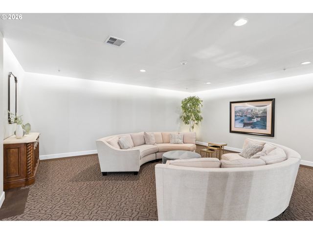 707 N HAYDEN ISLAND Dr 218, Portland, OR 97217