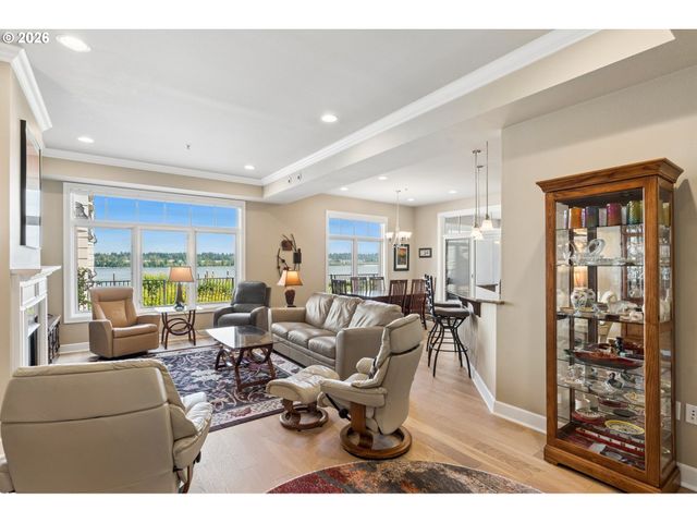 707 N HAYDEN ISLAND Dr 218, Portland, OR 97217