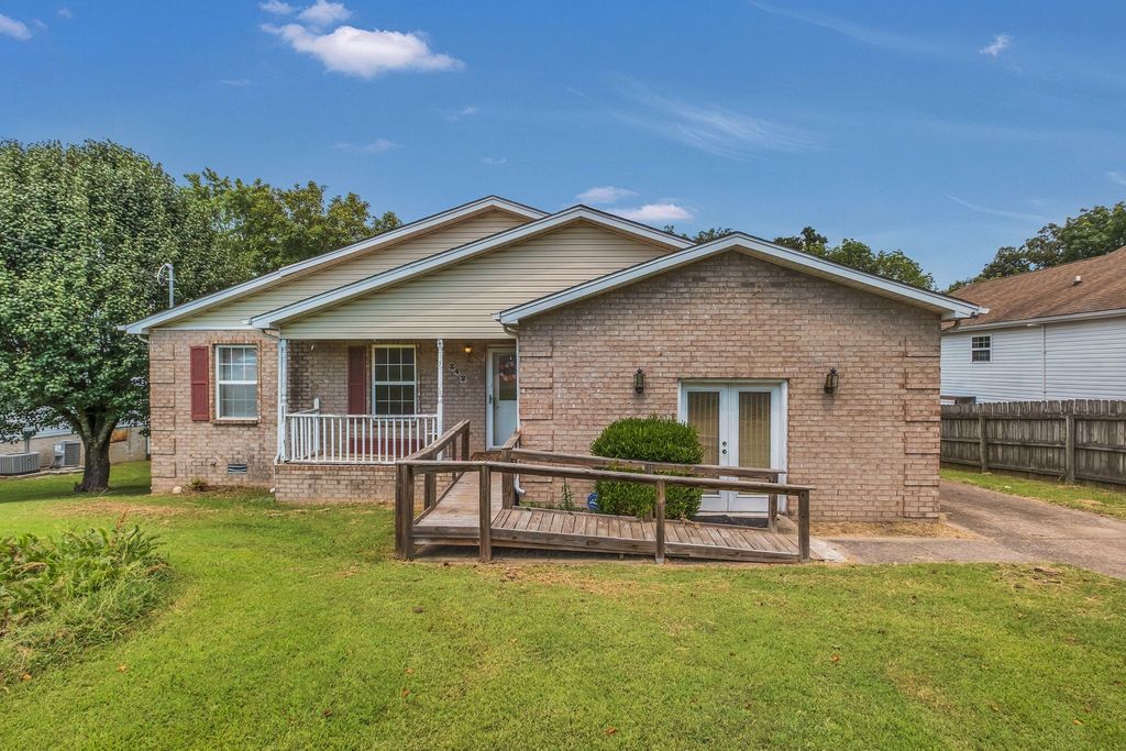 242 Lake Forest Dr, La Vergne, TN 37086