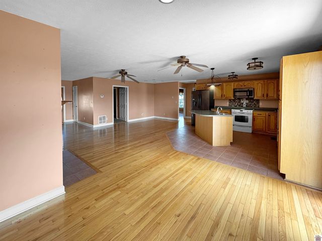 102 Meadowlark Rd, Princeton, KY 42445