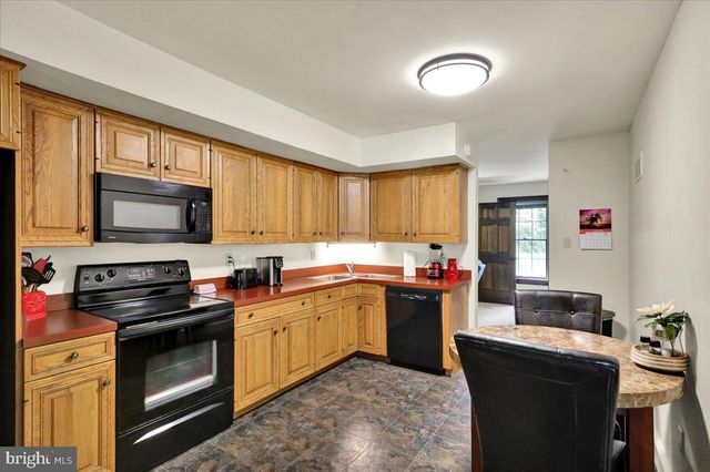 8 TUDOR CT, Mohnton, PA 19540