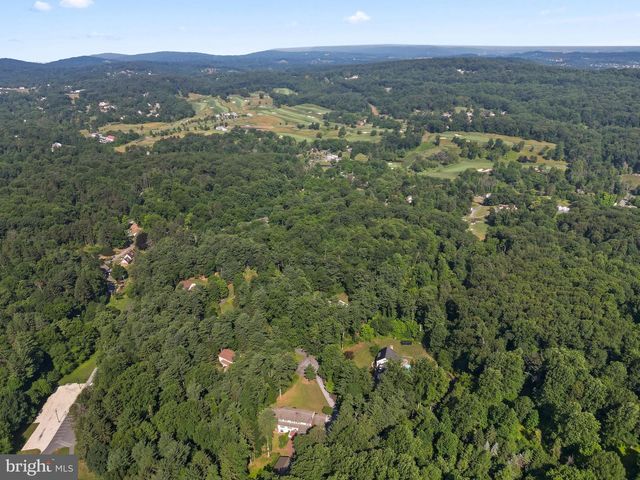 8 TUDOR CT, Mohnton, PA 19540