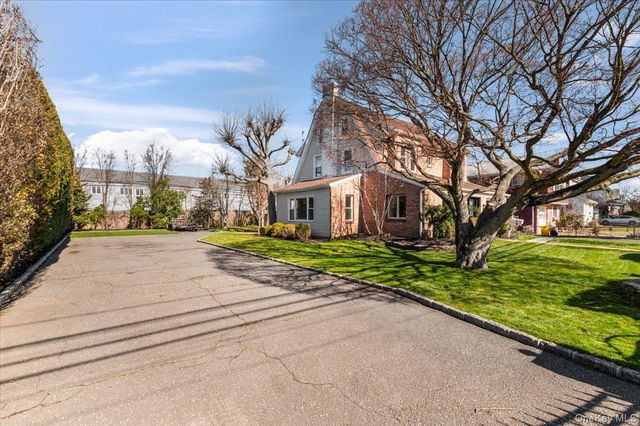 348 Mulry Lane, Lawrence, NY 11559