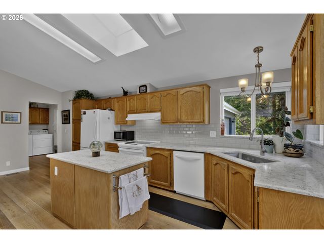 495 SHERWOOD Loop, Florence, OR 97439