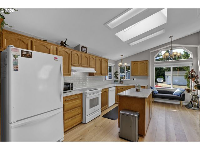 495 SHERWOOD Loop, Florence, OR 97439