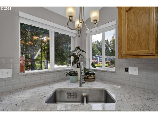 495 SHERWOOD Loop, Florence, OR 97439