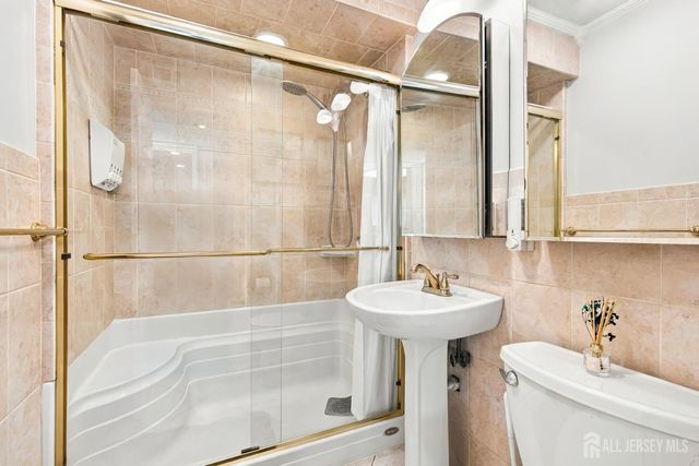 12 E Knollwood Road, Edison, NJ 08817