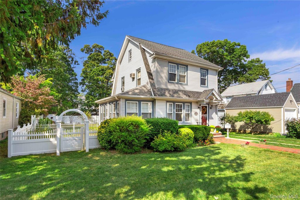 85 Edmund Street Street, Lynbrook, NY 11563