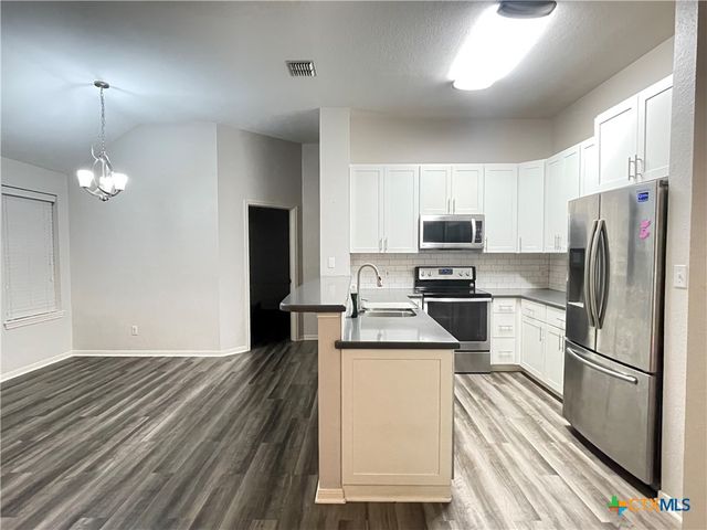 704 Pennsylvania Avenue, Victoria, TX 77904