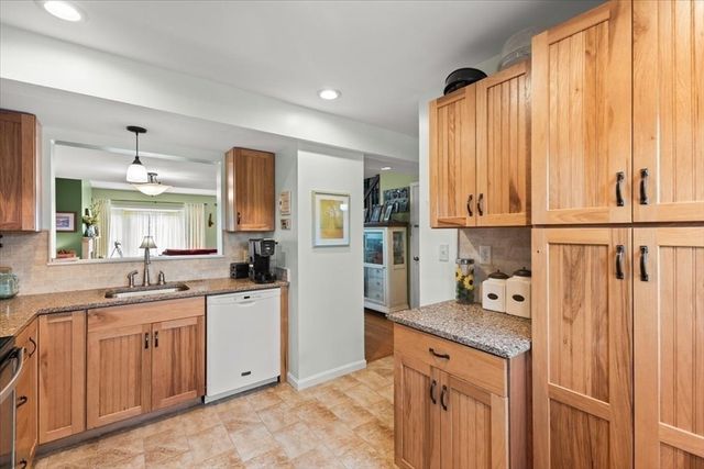 1301 Carriage Ln 1301, Taunton, MA 02780