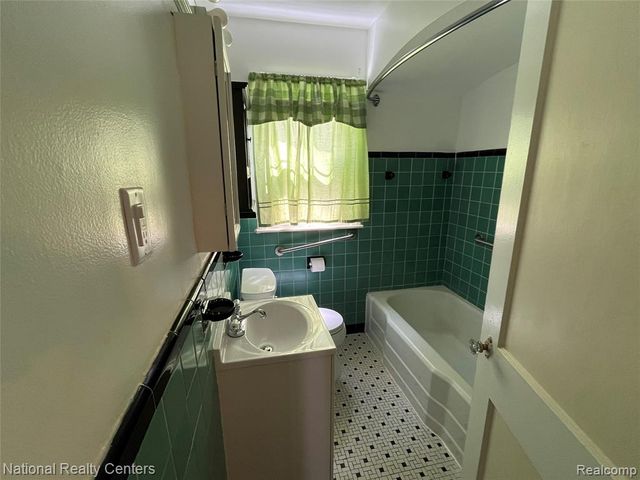 25711 Hopkins Street, Dearborn Heights, MI 48125