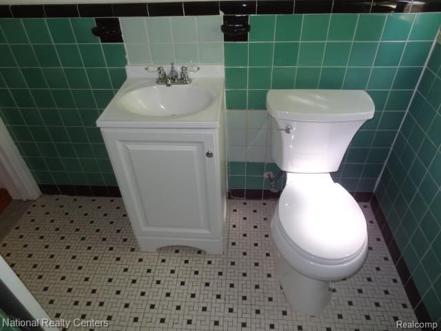 25711 Hopkins Street, Dearborn Heights, MI 48125