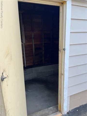 25711 Hopkins Street, Dearborn Heights, MI 48125