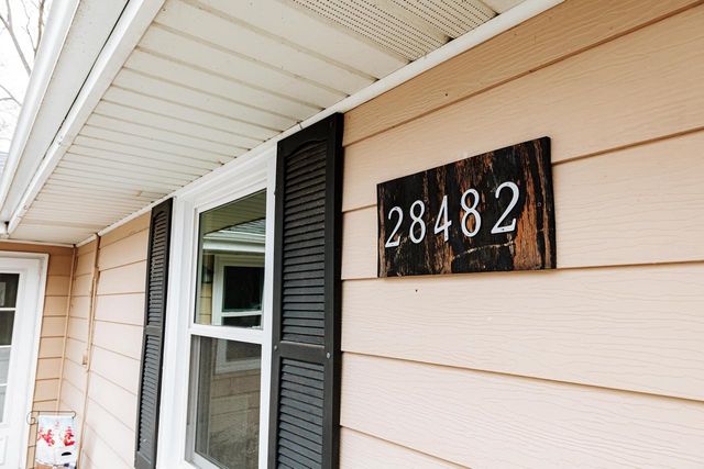 N20W28482 Oakton ROAD, Pewaukee, WI 53072