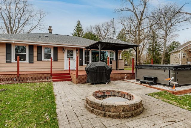 N20W28482 Oakton ROAD, Pewaukee, WI 53072