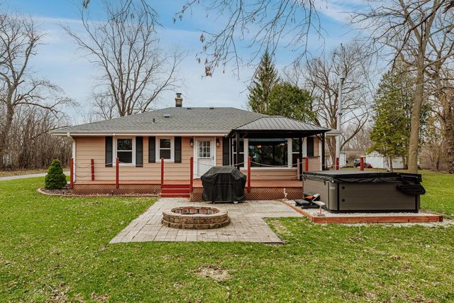 N20W28482 Oakton ROAD, Pewaukee, WI 53072