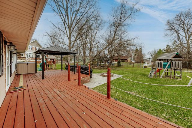 N20W28482 Oakton ROAD, Pewaukee, WI 53072