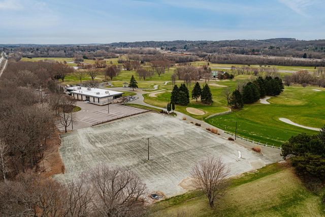 N20W28482 Oakton ROAD, Pewaukee, WI 53072