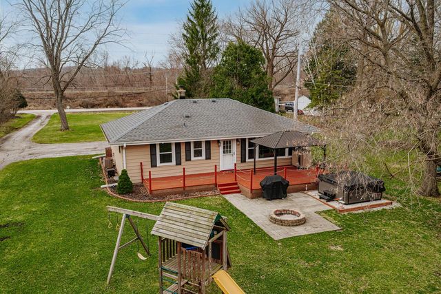 N20W28482 Oakton ROAD, Pewaukee, WI 53072