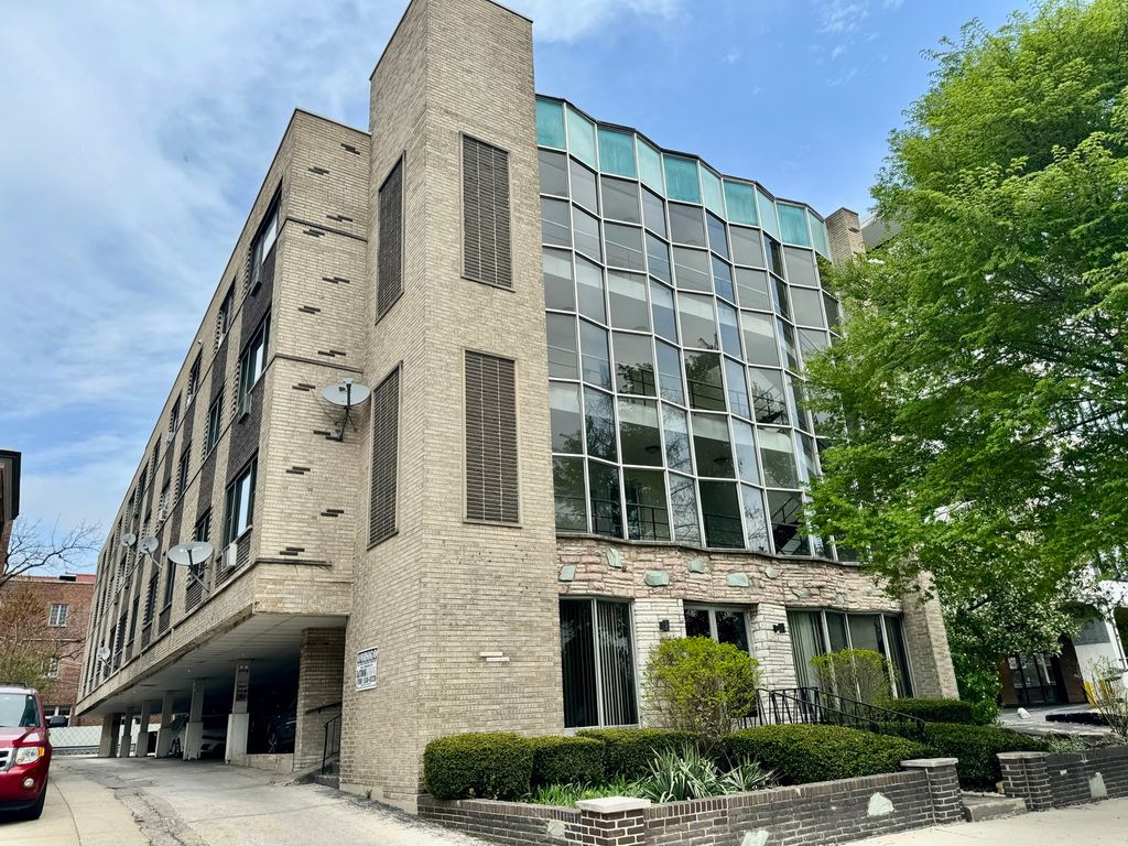 938 NORTH Boulevard 402, Oak Park, IL 60301