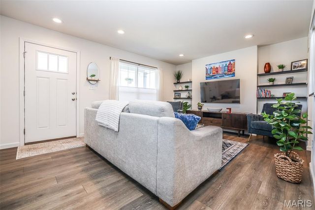 635 Maple Forest 24, Kirkwood, MO 63122