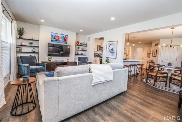 635 Maple Forest 24, Kirkwood, MO 63122