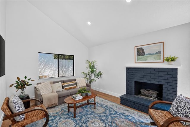 987 Modjeska, Costa Mesa, CA 92627