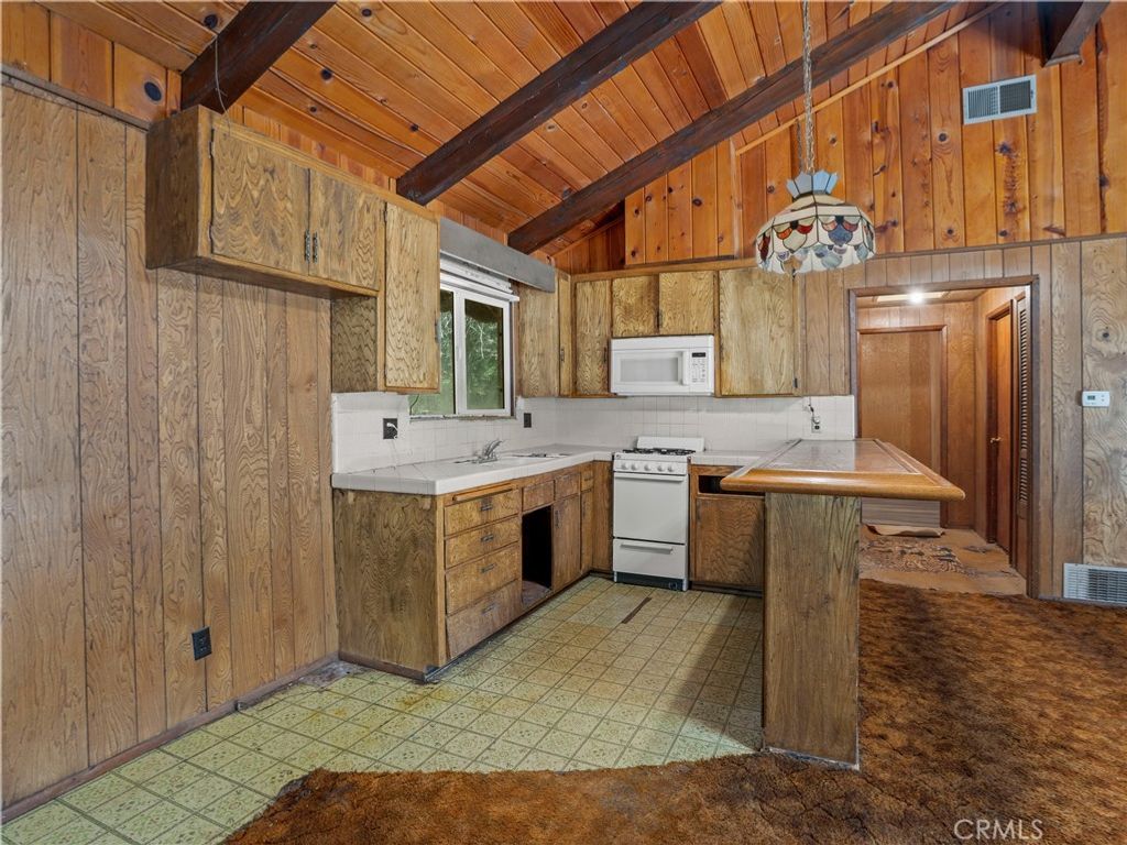 Image 3 of property listing at 1155 Chateau, Crestline, CA 92325