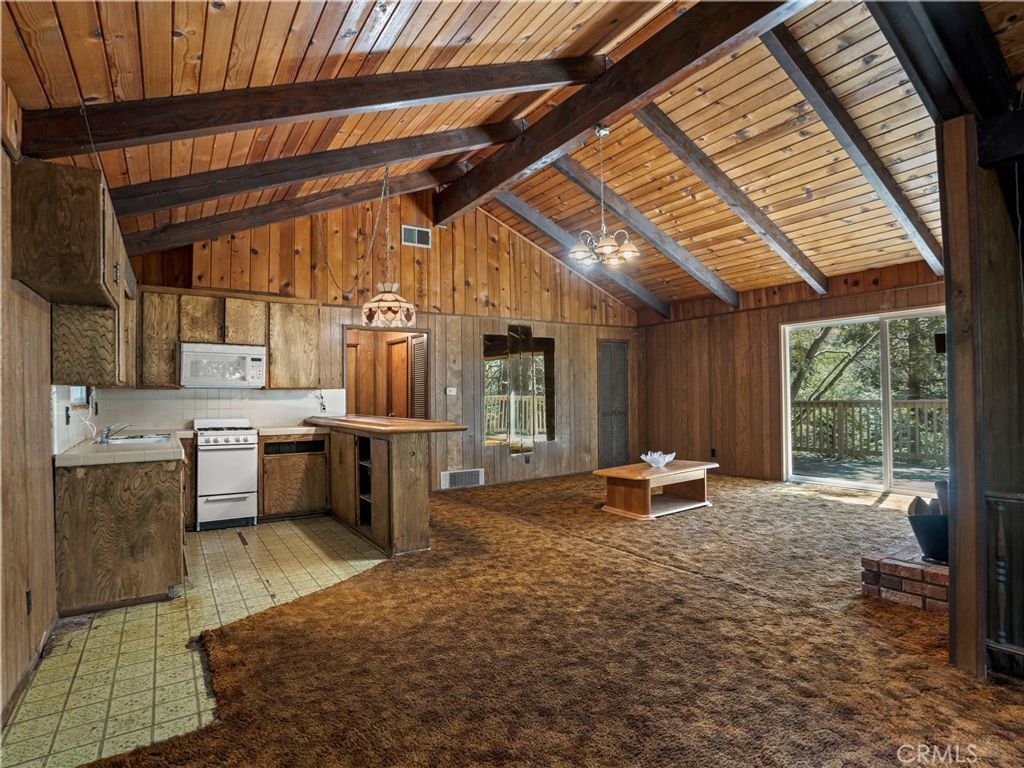 Image 5 of property listing at 1155 Chateau, Crestline, CA 92325