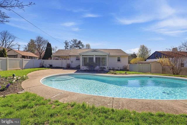 2015 SPRING MILL RD, Conshohocken, PA 19428