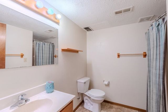 418 W Woodland Dr, Derby, KS 67037