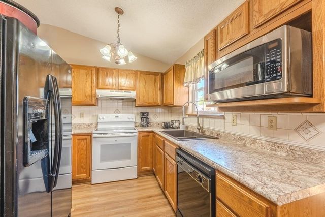 418 W Woodland Dr, Derby, KS 67037