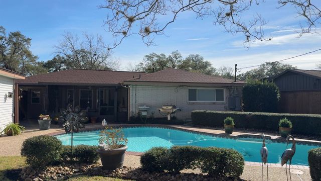 520 Sycamore Street, Lake Jackson, TX 77566