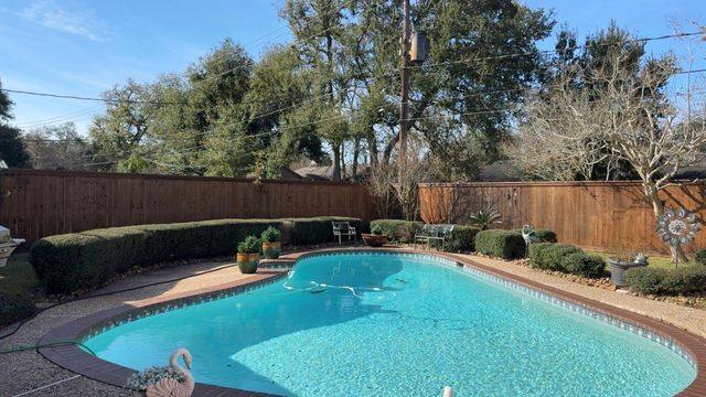 520 Sycamore Street, Lake Jackson, TX 77566