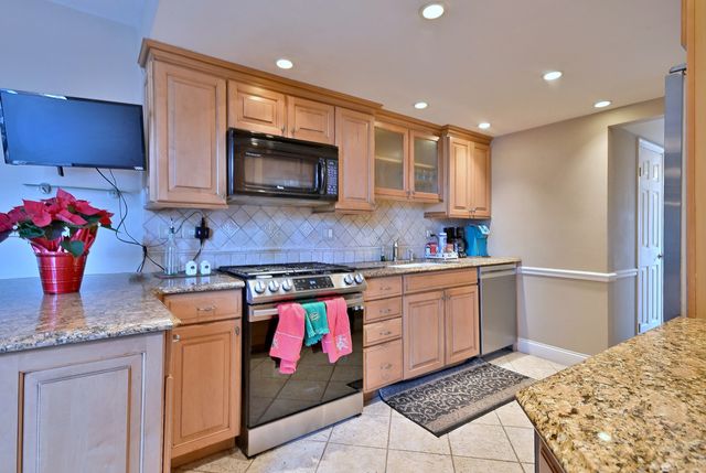 7 Birch Tree Court, Elmhurst, IL 60126