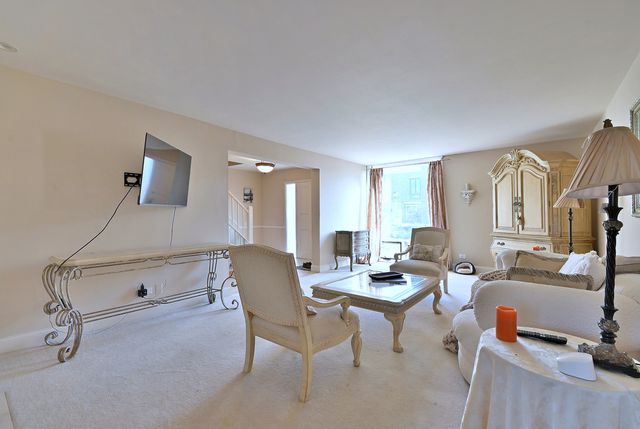 7 Birch Tree Court, Elmhurst, IL 60126