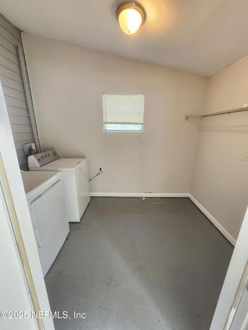 5827 AUGO Lane, Jacksonville, FL 32244