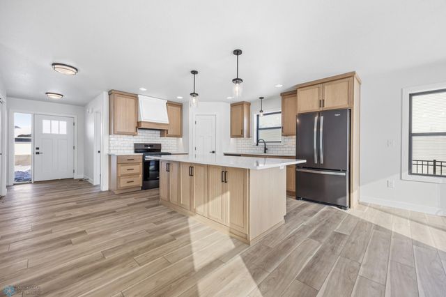 8806 Meadowlark Parkway, Horace, ND 58047